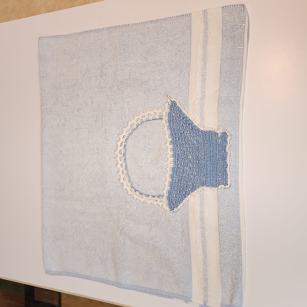 Unique vintage crocheted basket Cannon towel - Picture 2 of 5